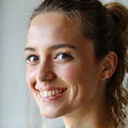 Mujer sonriendo, con un aspecto saludable y feliz