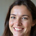 Mujer sonriendo, con un aspecto saludable y feliz